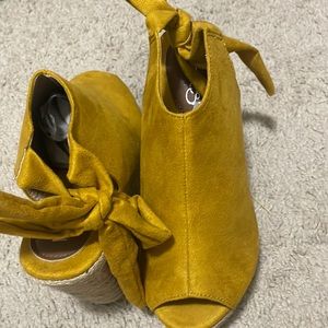 Brand new mustard wedges